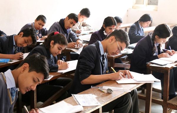 के होला कक्षा १२ को परीक्षा ?