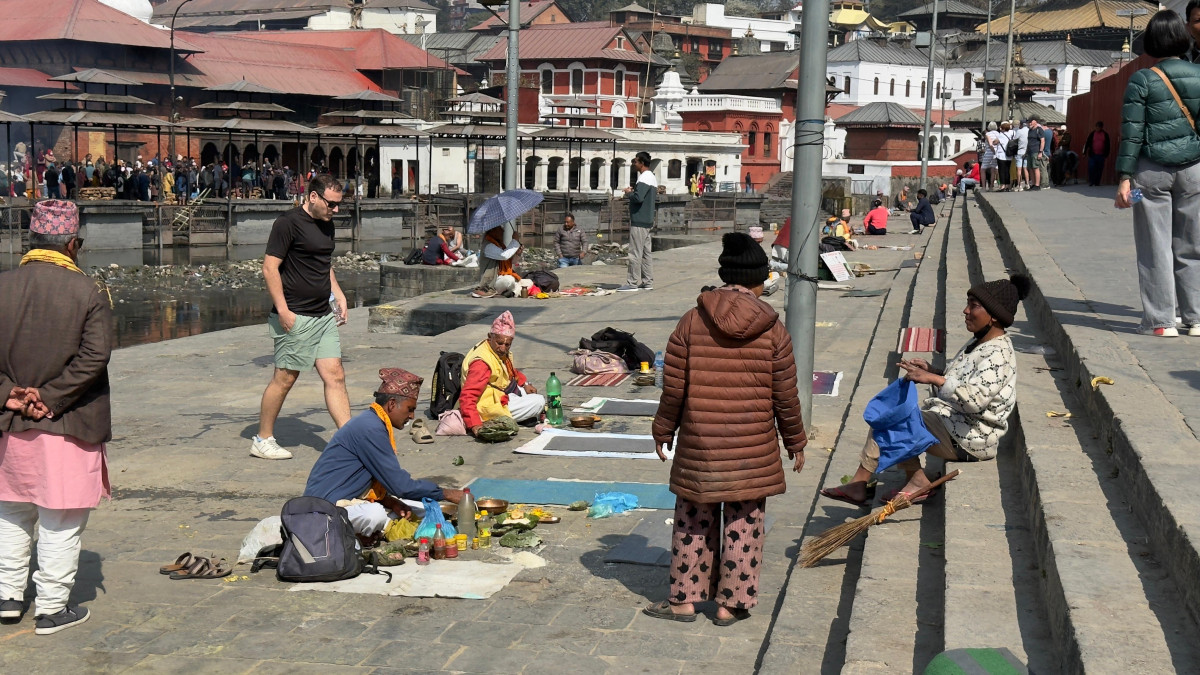 पशुपति मन्दिर परिसरमा सरसफाइ कर्मचारी भन्दै धम्की र असुली पशुपति मन्दिर क्षेत्रमा ‘नन्द–भाउजु’को दादागिरी