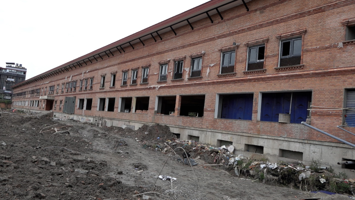 नयाँ संसद भवन निर्माण अन्तिम चरणमा, वैकल्पिक हलबाट प्रतिनिधि सभा सञ्चालन हुने सिंहदरबारमा नयाँ संसद भवन निर्माण धमाधम, करिब चारसय मजदूर २४ सै घन्टा सक्रिय